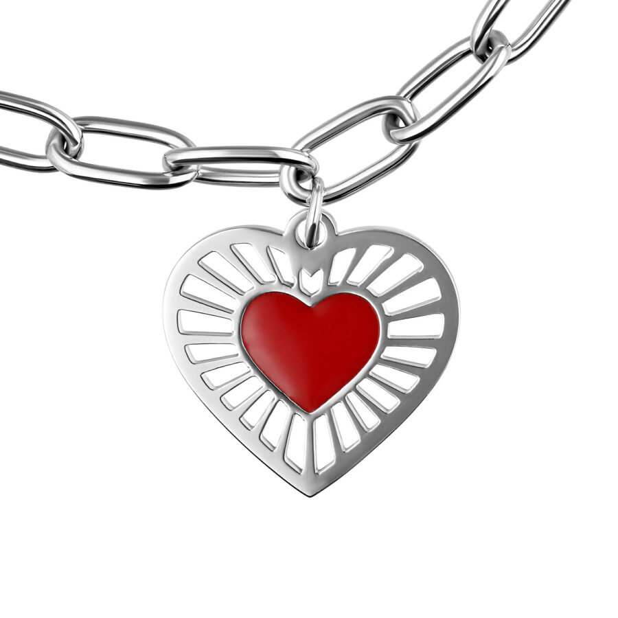 Pulsera de plata con colgante de corazón rojo sobre fondo blanco