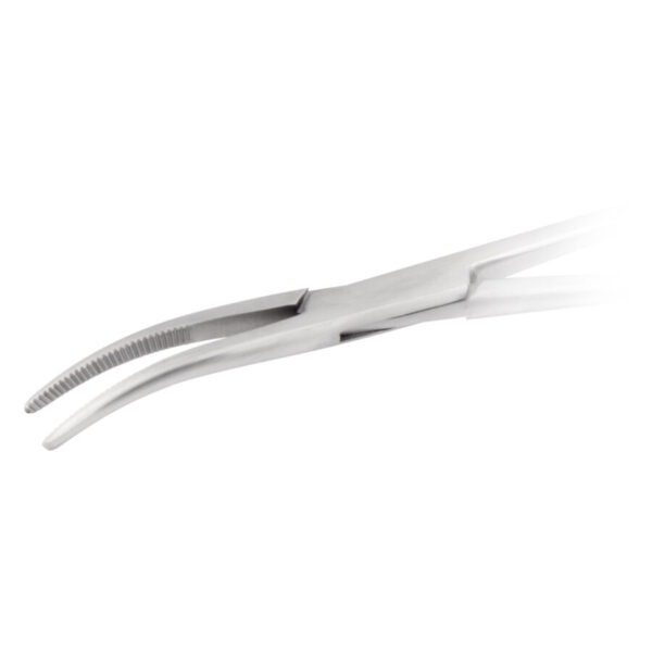 Pinza arterial curva de acero inoxidable plateada sobre fondo blanco