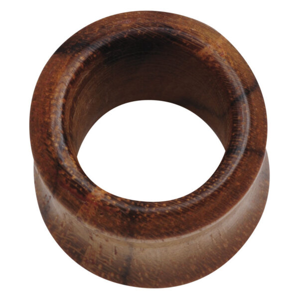Túnel redondo de madera de teca marrón sobre fondo blanco