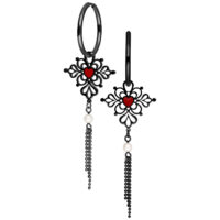 Schwarze Sacred Heart Creolen mit Herzanhänger Schwarze Ohrringe mit rotem Herzanhänger und Perle auf weißem Hintergrund