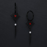 Schwarze Sacred Heart Emaille Hoops Schwarze Ohrringe mit rotem Herz und Kettenanhänger auf dunklem Hintergrund