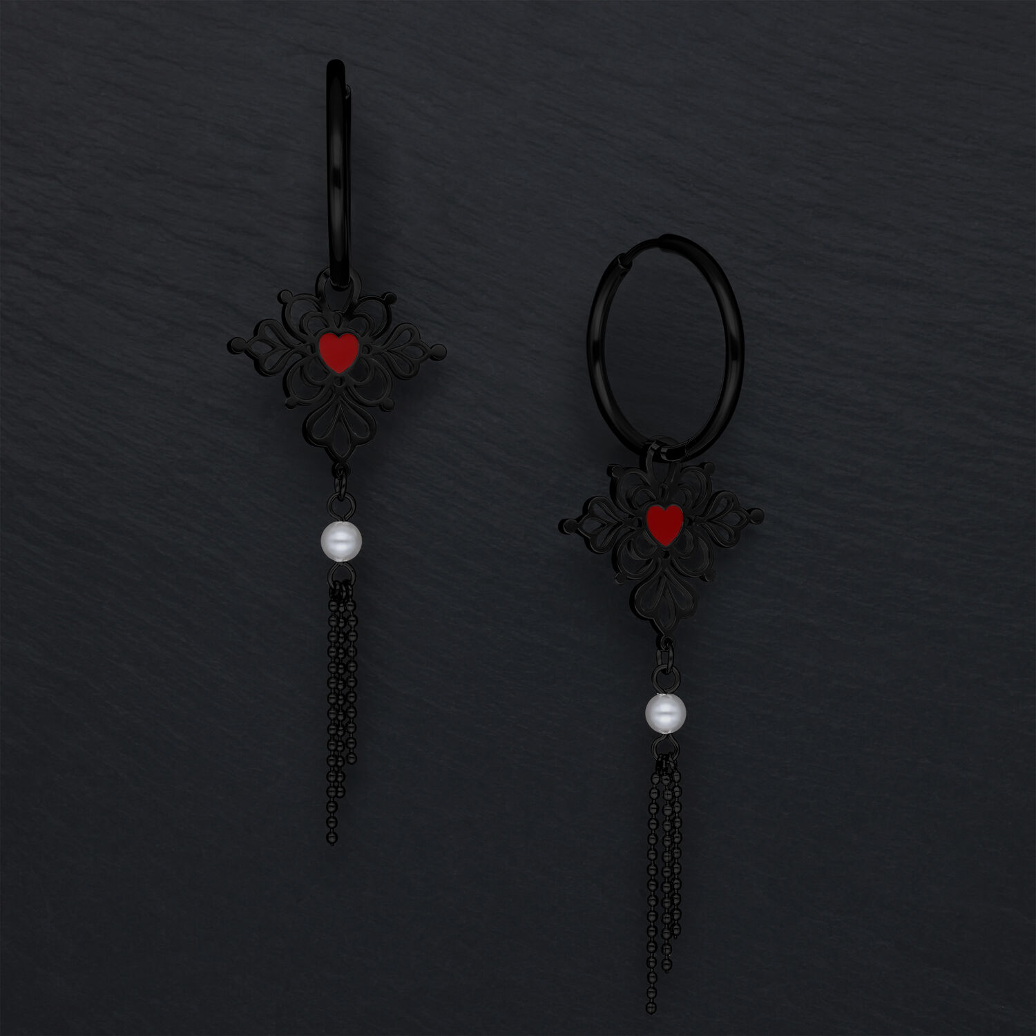 Schwarze Sacred Heart Emaille Hoops Schwarze Ohrringe mit rotem Herz und Kettenanhänger auf dunklem Hintergrund