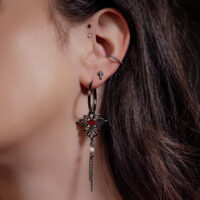 Schwarze Sacred Heart Creolen Ohrringe Schwarze Creolen mit Sacred Heart Design am Ohr getragen, Hochglanz, ohne Stein, Klappverschluss