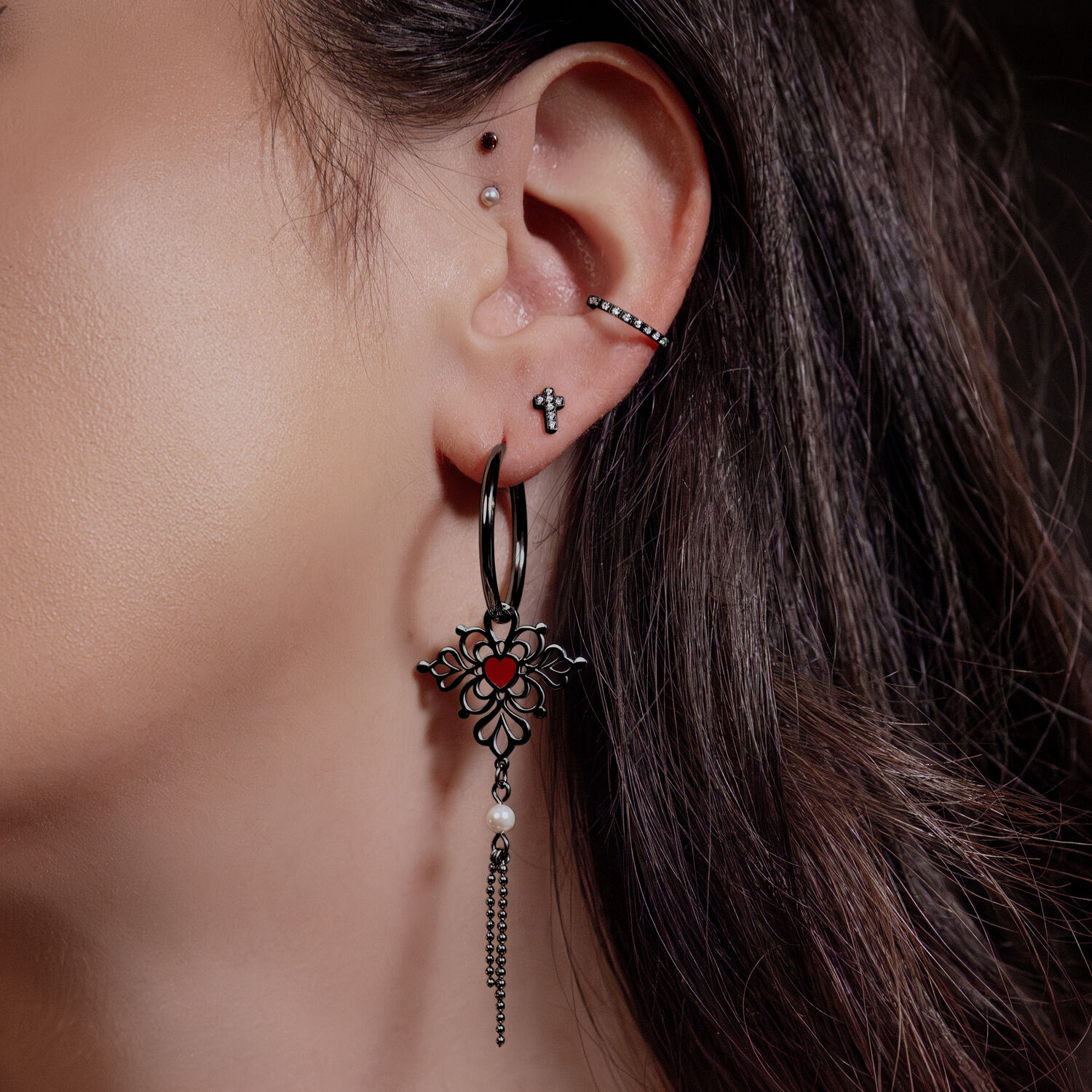 Schwarze Sacred Heart Creolen Ohrringe Schwarze Creolen mit Sacred Heart Design am Ohr getragen, Hochglanz, ohne Stein, Klappverschluss