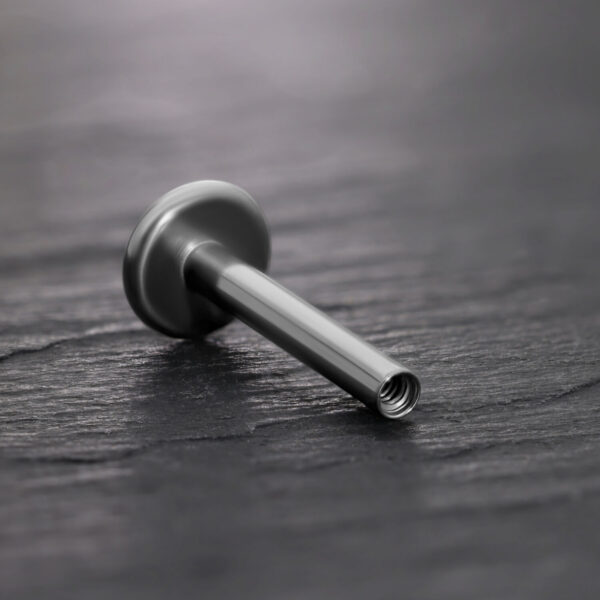 Labret de titanio negro con rosca interna sobre fondo negro