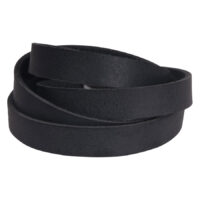 Pulsera de cuero negro sobre fondo blanco, envuelta varias veces