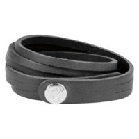 Pulsera de cuero negra con diseño enrollable y logo plateado sobre fondo neutro