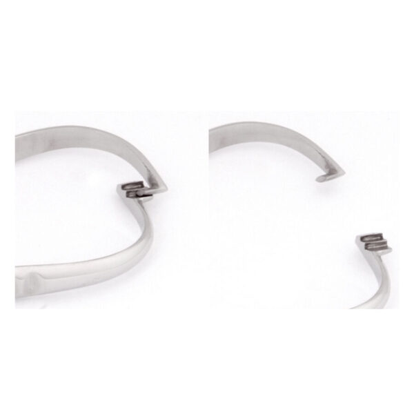 Herramienta de piercing plateada de acero inoxidable sobre fondo blanco