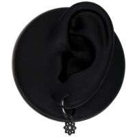 Schwarzer Mini Flower Hoop Ohrring an einem Modell-Ohr auf schwarzem Hintergrund