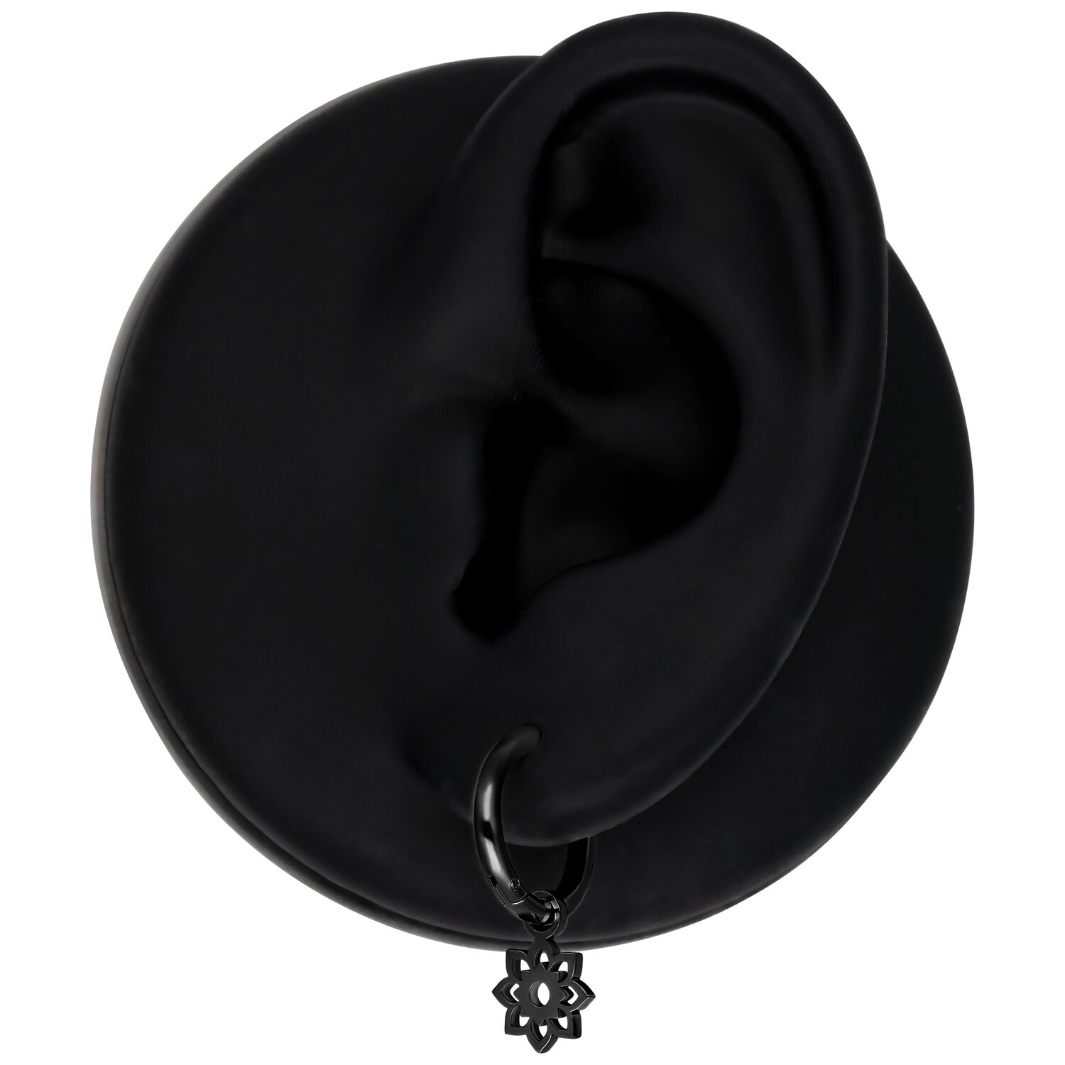 Schwarzer Mini Flower Hoop Ohrring an einem Modell-Ohr auf schwarzem Hintergrund