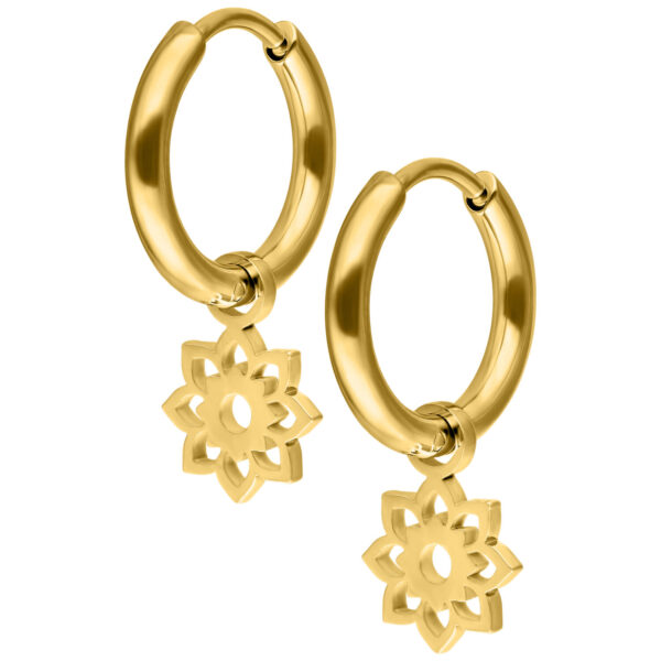 Aros dorados con colgante en forma de flor sobre fondo blanco