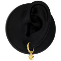 Aros Mini Flower Dorados en oreja de modelo negro