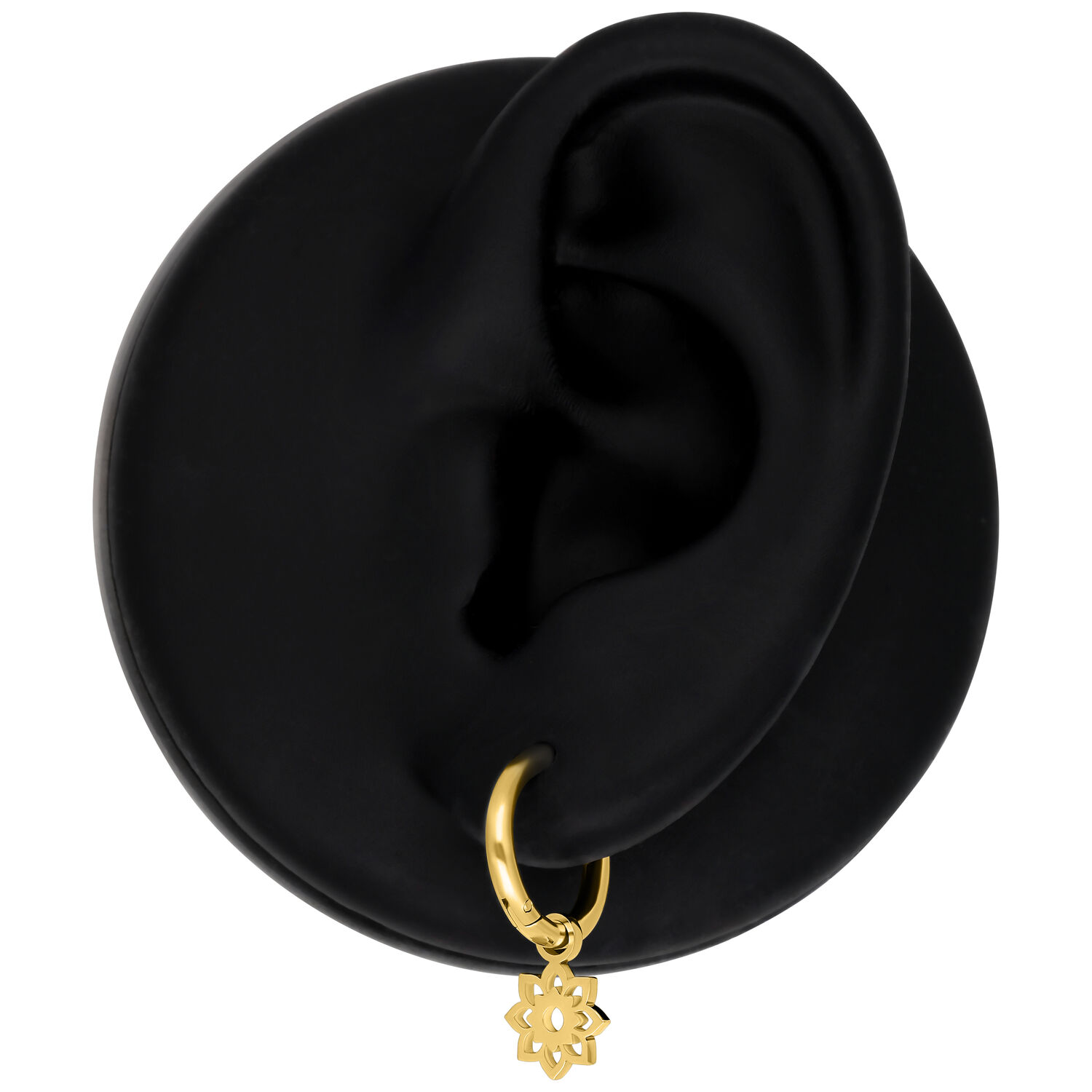 Aros Mini Flower Dorados en oreja de modelo negro