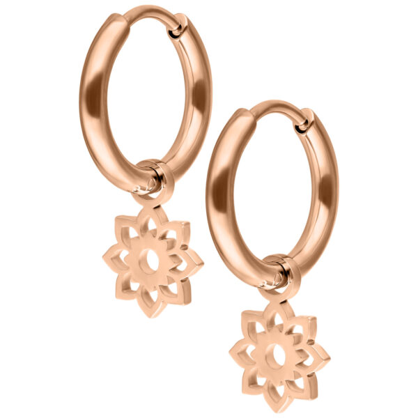 Mini Flower Hoops de oro rosa con colgante de flor sobre fondo blanco