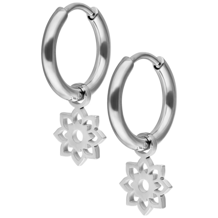 Pendientes mini de plata con colgante de flor sobre fondo blanco