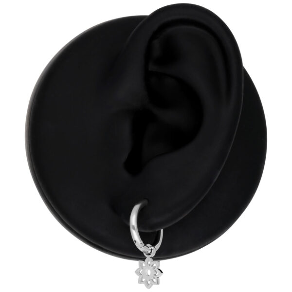 Pendientes Mini Flower de plata en modelo de oreja negra, pulido brillante
