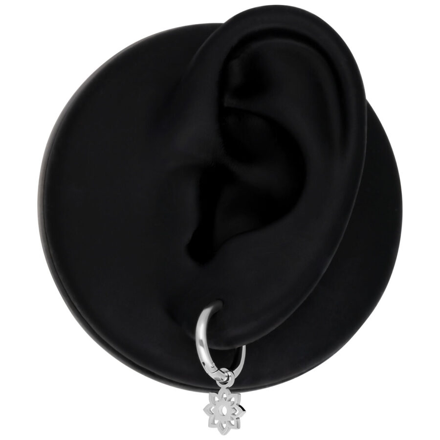 Pendientes Mini Flower de plata en modelo de oreja negra, pulido brillante