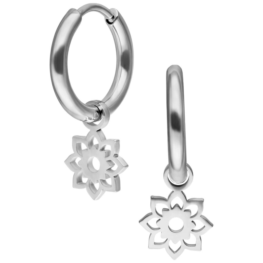 Mini Flower Hoops plateados con colgante de flor sobre fondo blanco