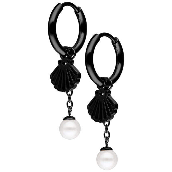 Pendientes de metal negro con concha y perla sobre fondo blanco