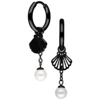 Schwarze Creolen mit Muschel-Anhänger und Perlen auf weißem Hintergrund