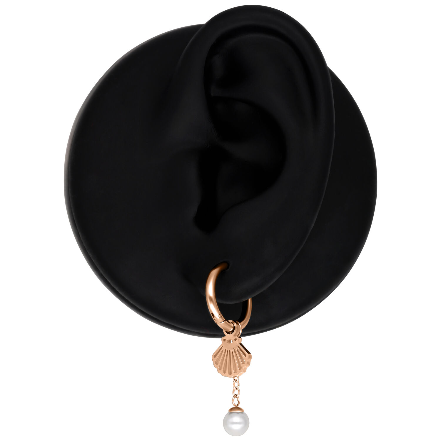 Roségoldene Ohrringe mit Muschel und Perlenanhänger auf schwarzem Hintergrund