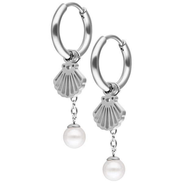 Pendientes de plata con colgante de concha y perla sobre fondo blanco