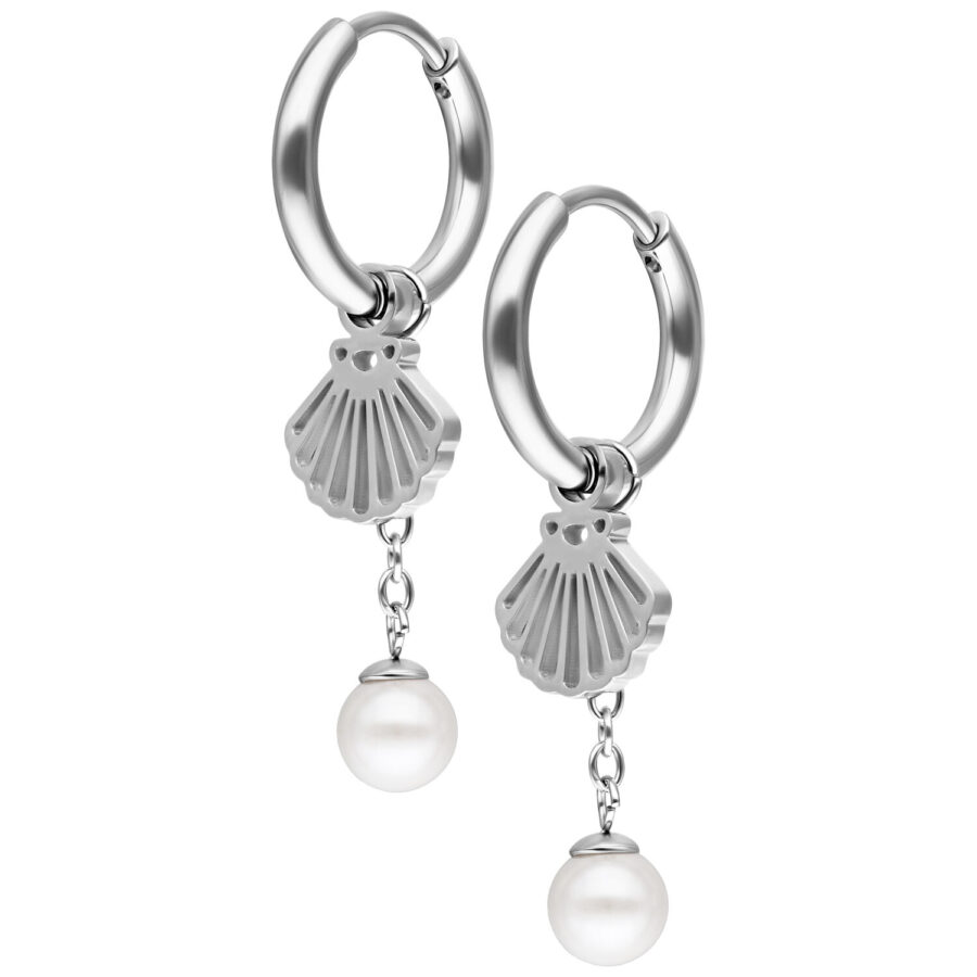 Pendientes de plata con colgante de concha y perla sobre fondo blanco