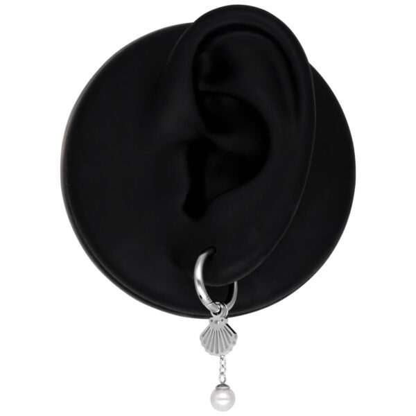 Pendientes colgantes plateados con diseño de concha y perla en soporte de presentación negro