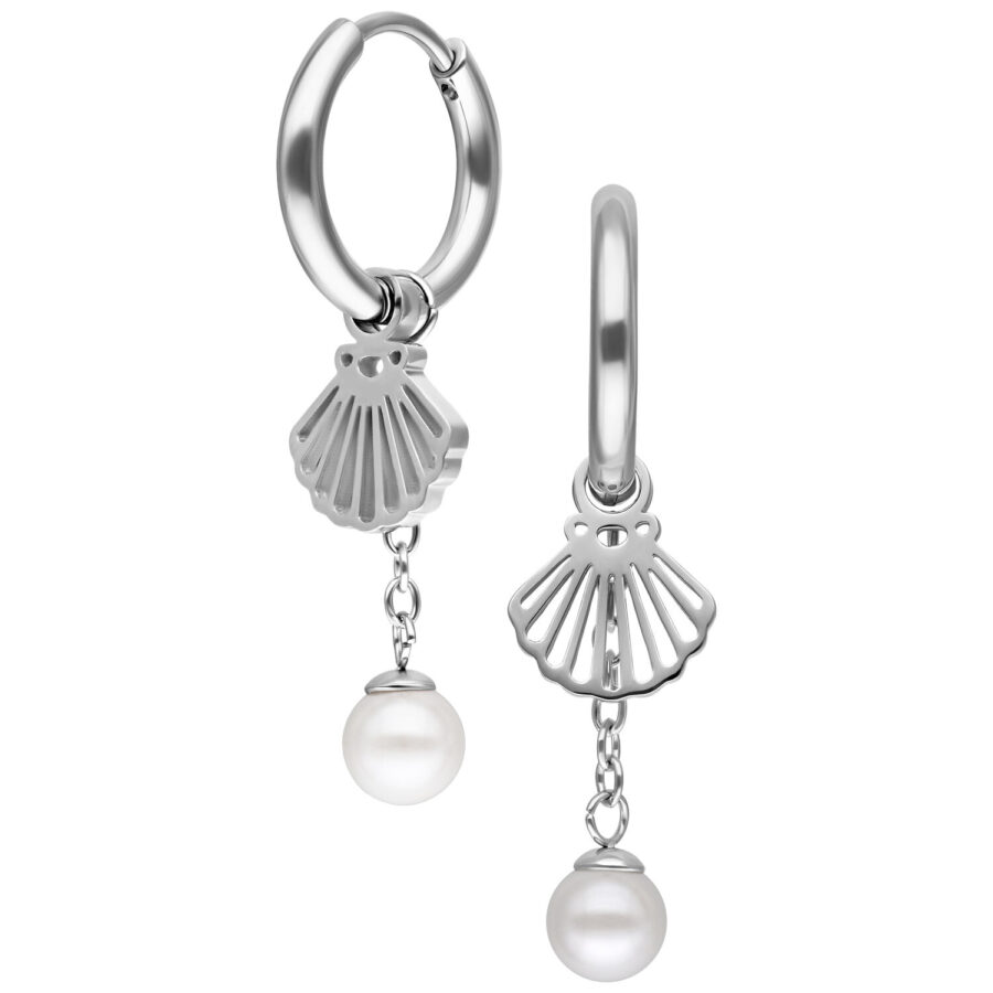 Aros plateados con colgantes de concha y perlas blancas sobre fondo blanco