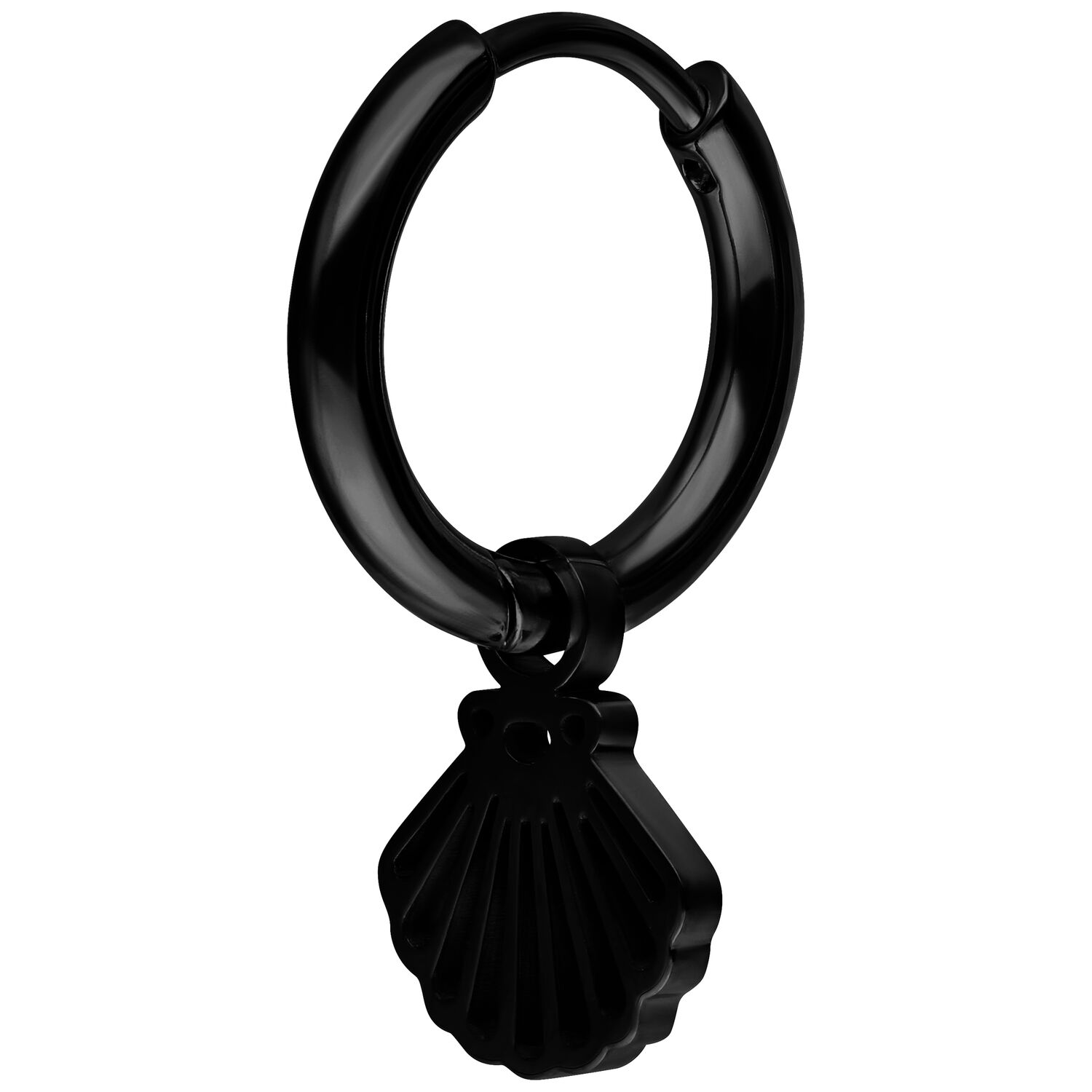 Schwarzer Mini Creolen-Ohrring mit Muschelanhänger auf weißem Hintergrund