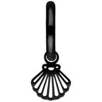 Schwarze Ohrringe in Muschelform aus Chirurgenstahl auf weißem Hintergrund