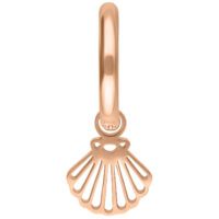 Roségoldene Mini Creole mit Muschel-Anhänger auf weißem Hintergrund