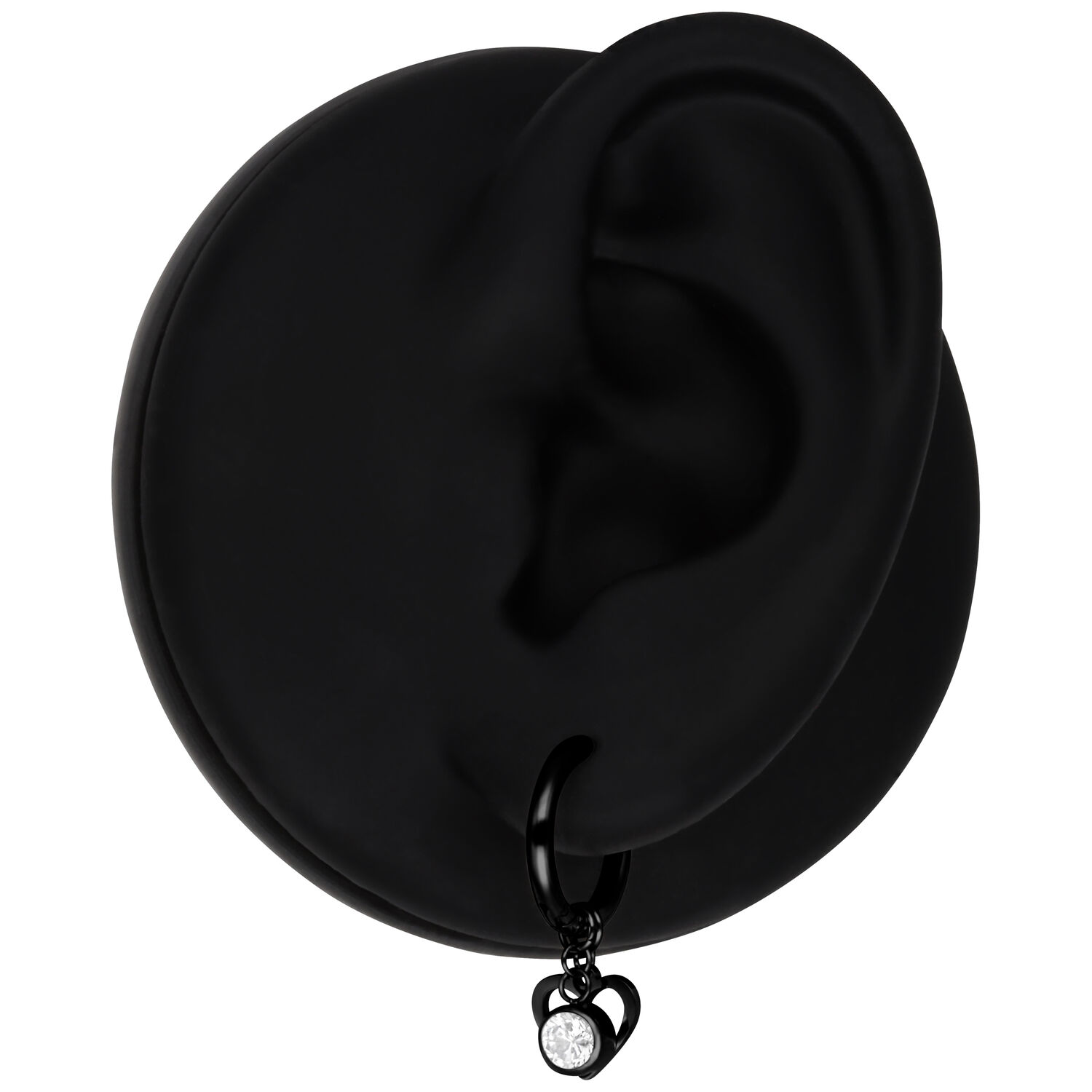 Schwarze Creolen mit Herzanhänger und Kristall auf schwarzem Ohrmodel