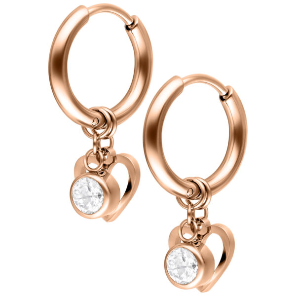 Par de aros de oro rosa con colgante de corazón y cristal sobre fondo blanco