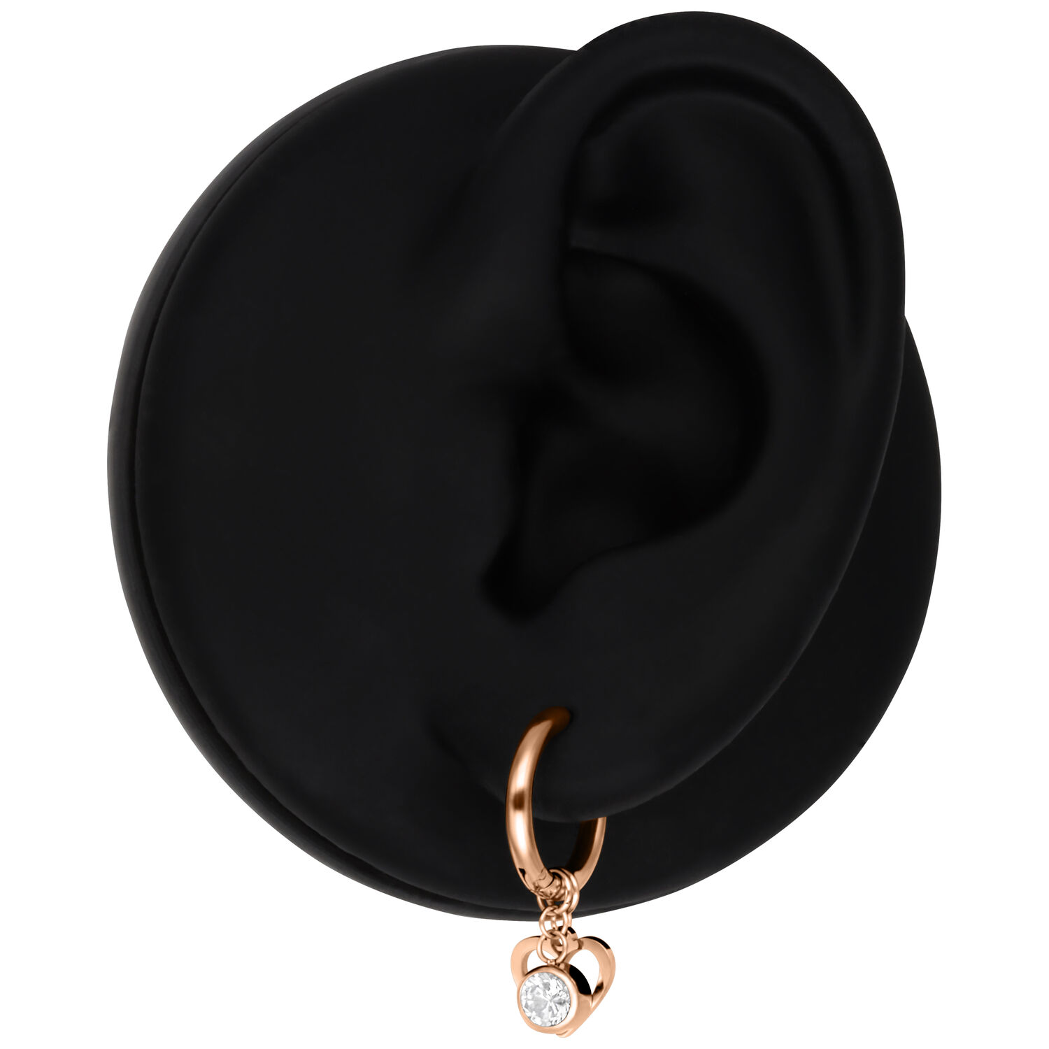 Roségoldene Creolen mit Herz und Kristallanhänger auf schwarzem Hintergrund