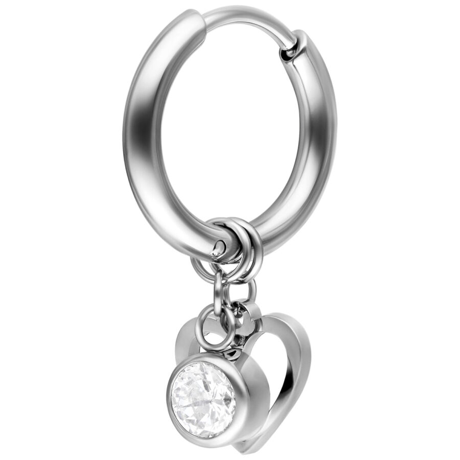 Aro de plata con colgante de corazón y cristal sobre fondo blanco