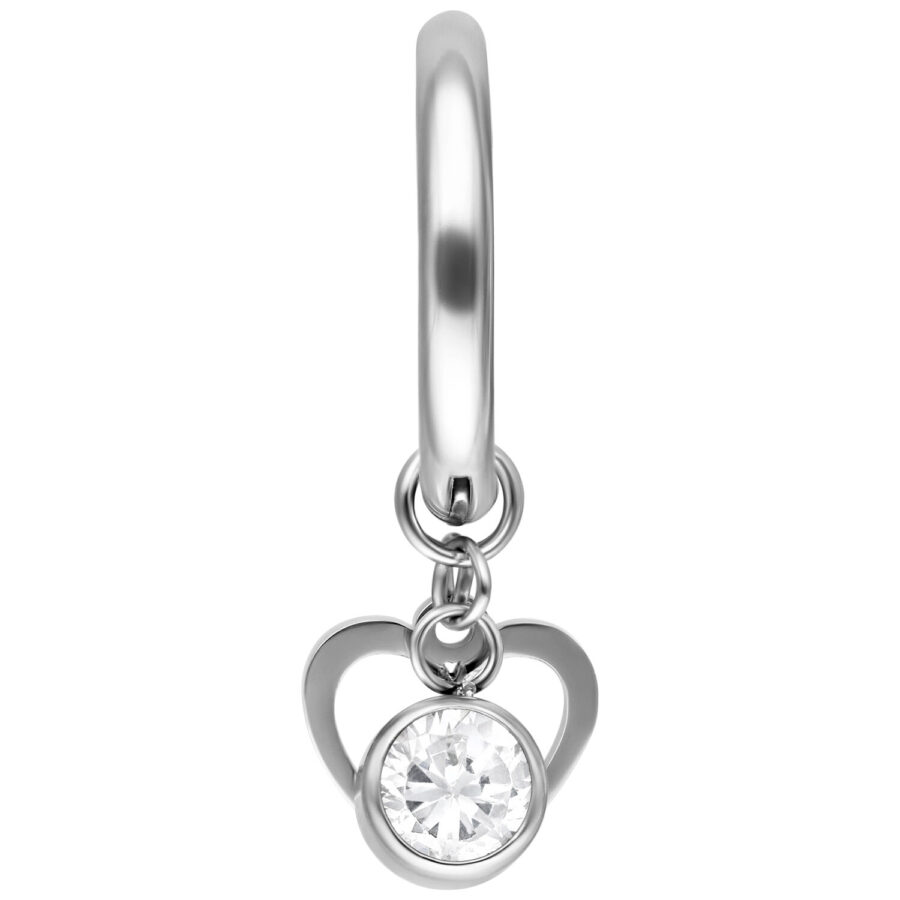 Pendiente plateado con mini corazón y colgante de cristal sobre fondo blanco
