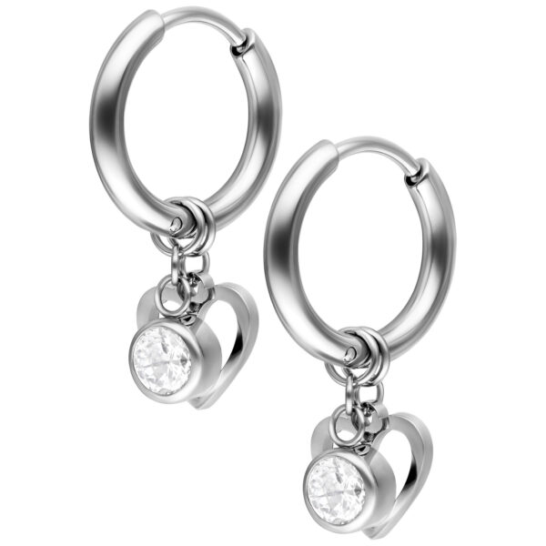Par de aros de plata con colgante de corazón y cristal sobre fondo blanco