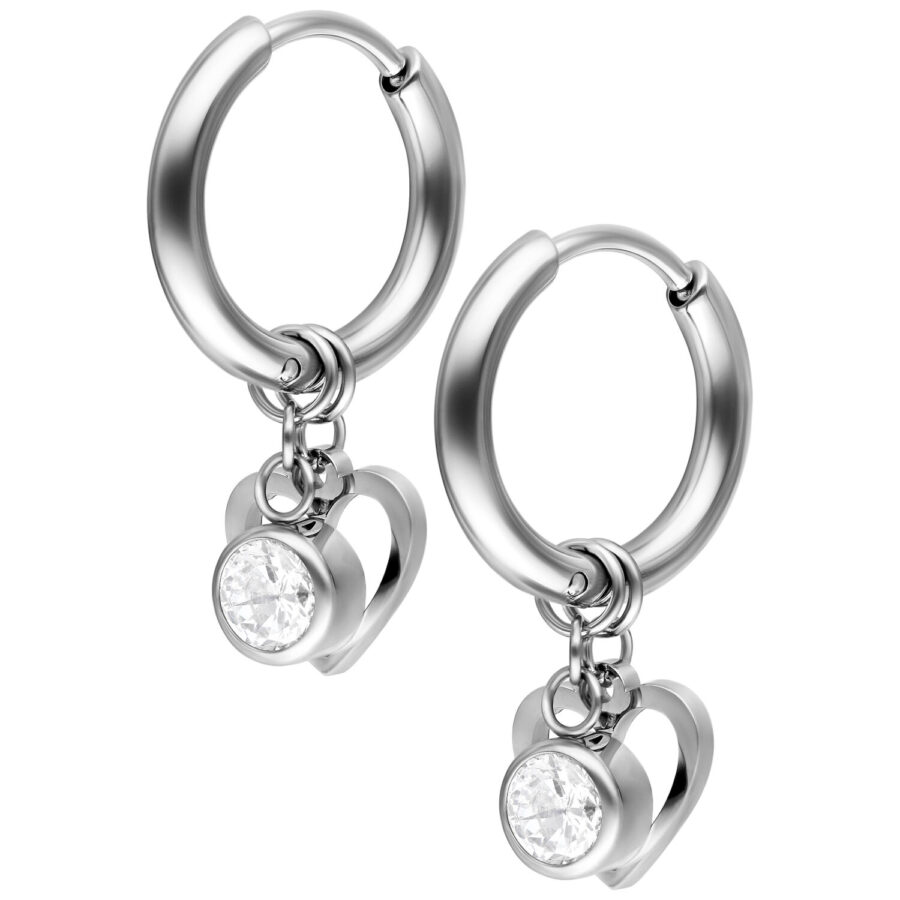 Par de aros de plata con colgante de corazón y cristal sobre fondo blanco