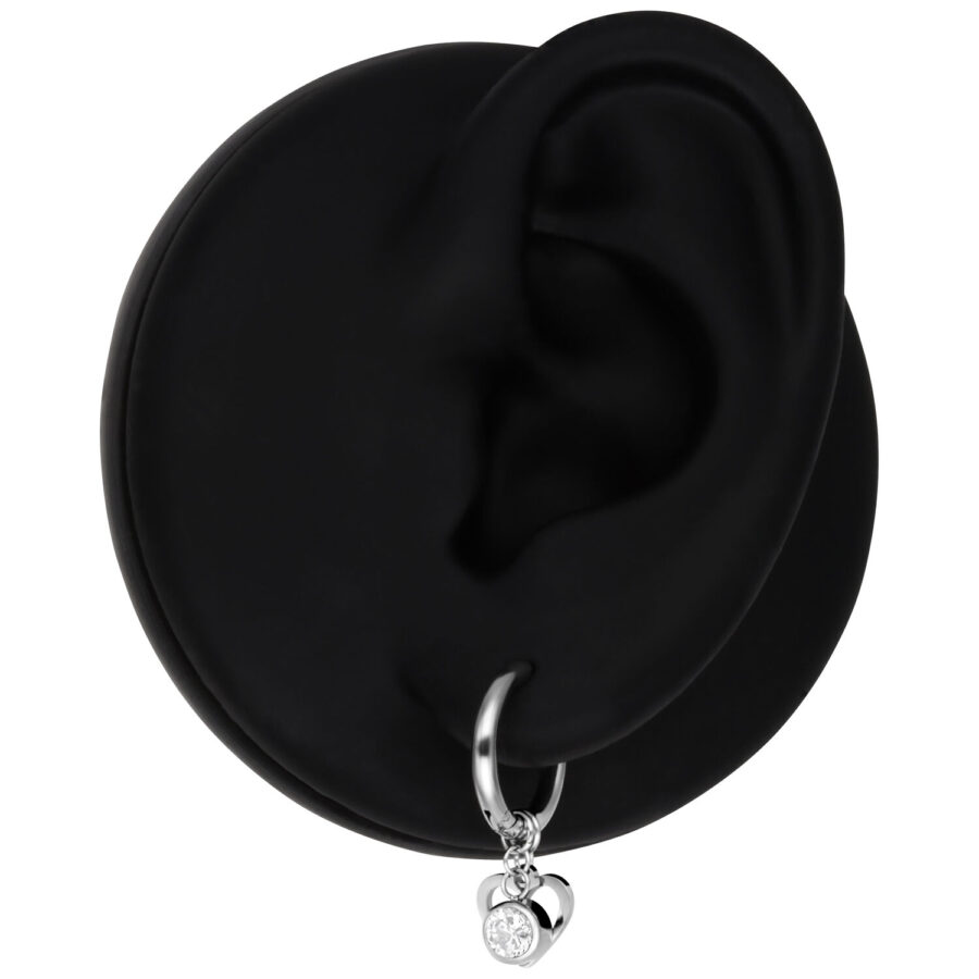 Pendientes plateados con colgante de corazón y cristal sobre fondo negro