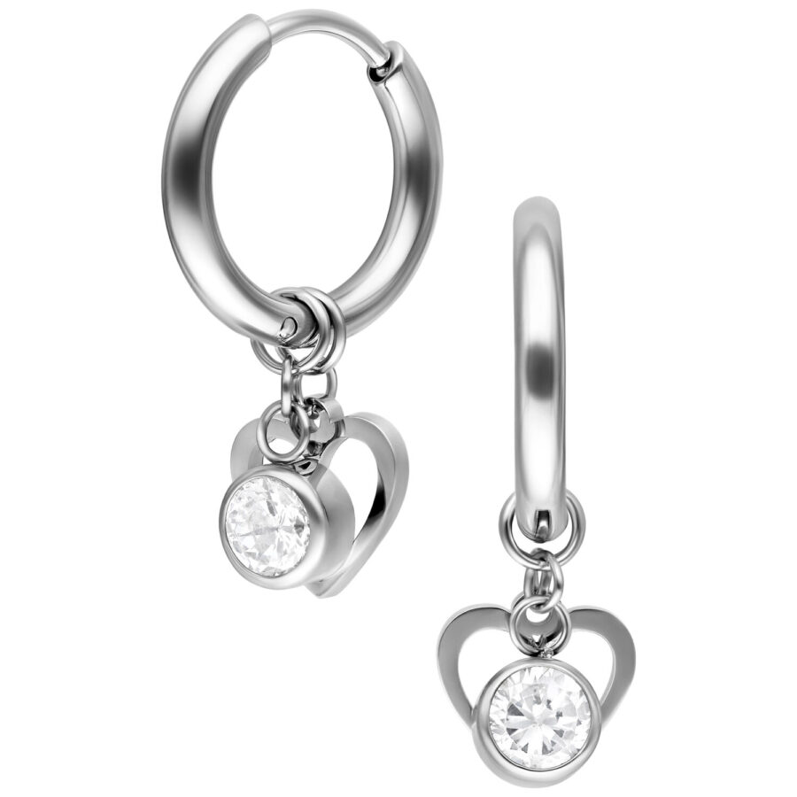 Aros plateados con colgante de cristal en forma de corazón sobre fondo blanco