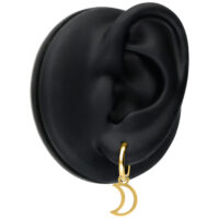 Mini Moon Hoops par en oro, alto brillo Pendientes Mini Moon dorados en modelo de oreja negra sobre fondo blanco