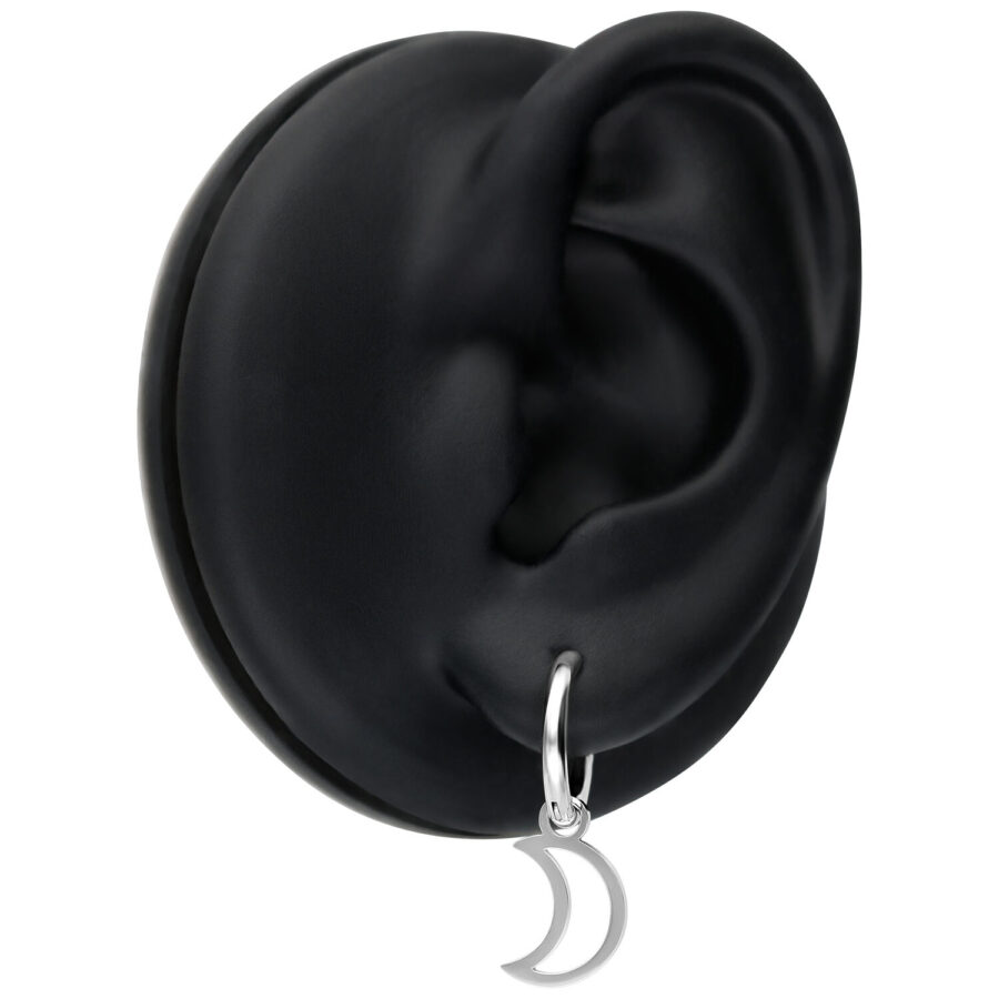Aros Mini Moon plateados en un modelo de oreja negra