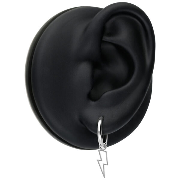 Mini Flash Hoops plateados en modelo de oreja negra sobre fondo blanco