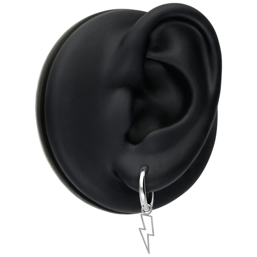 Mini Flash Hoops plateados en modelo de oreja negra sobre fondo blanco