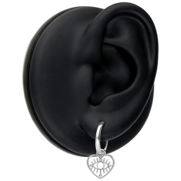 Mini aros plateados con diseño de corazón y ojo, en modelo de oreja negra
