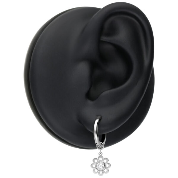 Mini aros plateados con colgante de flores de cristal en un modelo de oreja negra