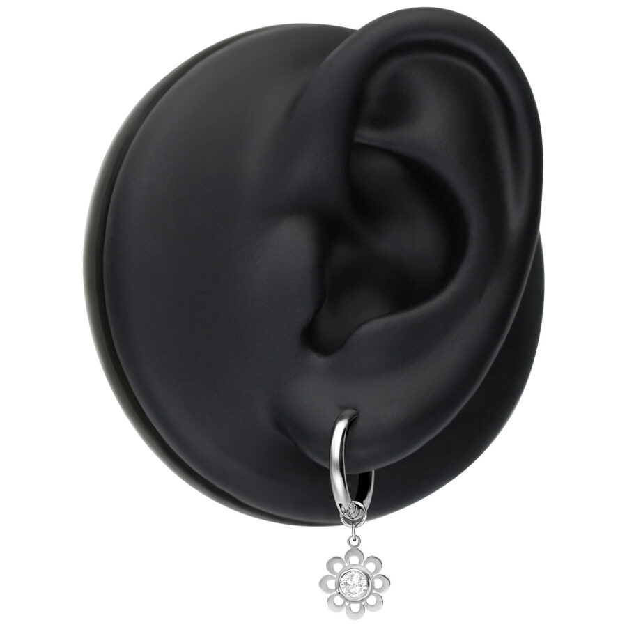 Mini aros plateados con colgante de flores de cristal en un modelo de oreja negra