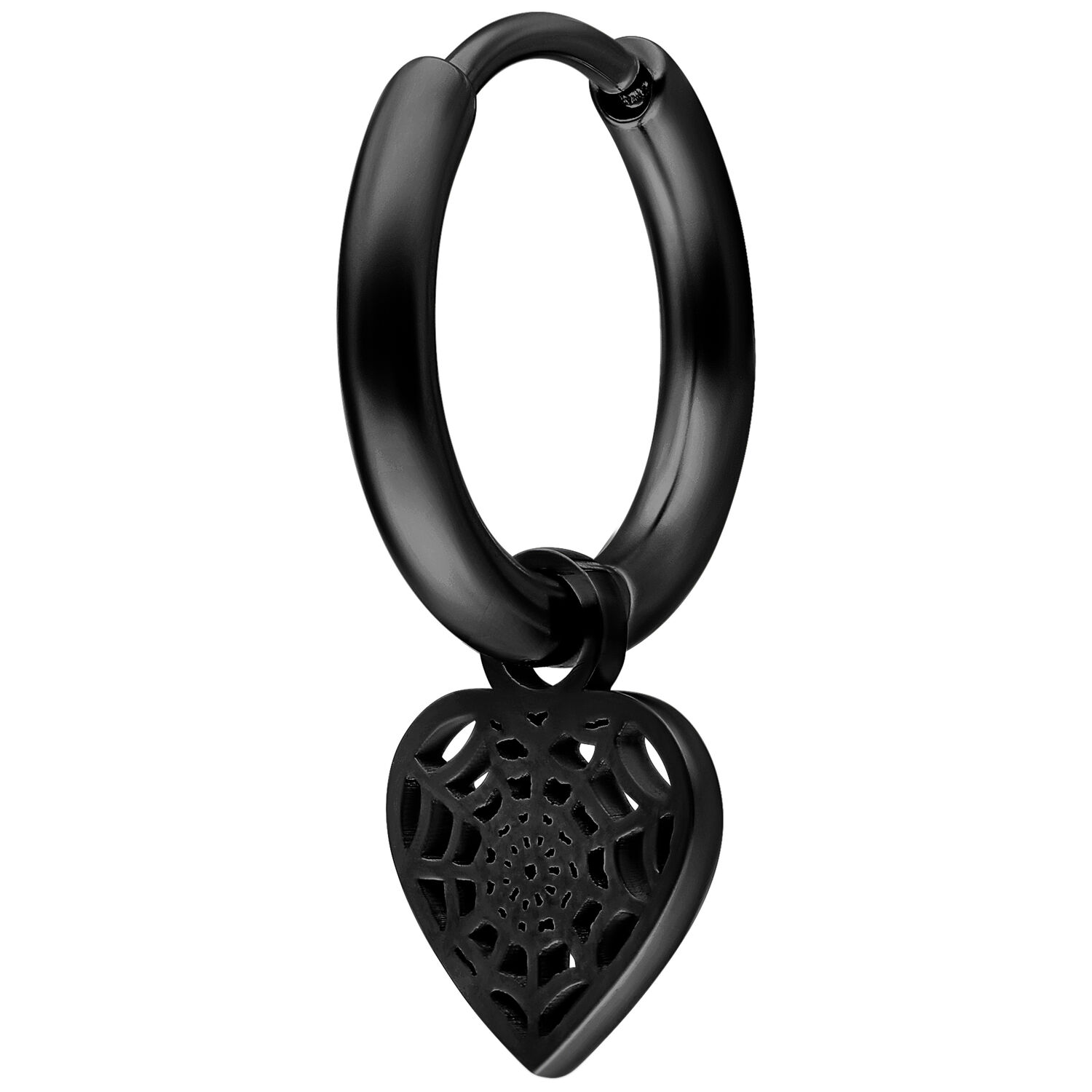 Schwarzer Ohrring mit Herzanhänger im Spinnennetz-Design auf weißem Hintergrund