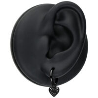 Schwarze Herz Creolen mit Spiderweb-Design an einem Ohrmodell